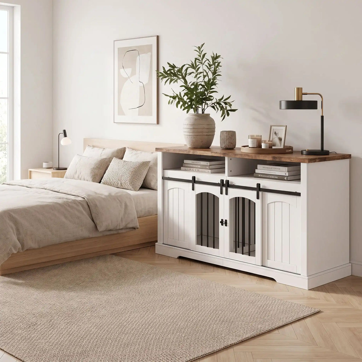 Cage-d-intérieur-pour-chien-chiot-en bois blanc et naturel double-2-portes-coulissantes avec son séparateur grille amovible et ses deux portes coulissantes silencieuse avec barreaux en acier robuste avec son plateau en bois couleur naturel avec son étagère intégrée de rangement d'une longueur de 153 cm pour chiot et chien de petite à moyenne taille-gros plan sur le meuble cage avec sa grille de séparation installée pour deux niches séparées et ses 2 portes coulissantes fermées à côté du lit des maitres
