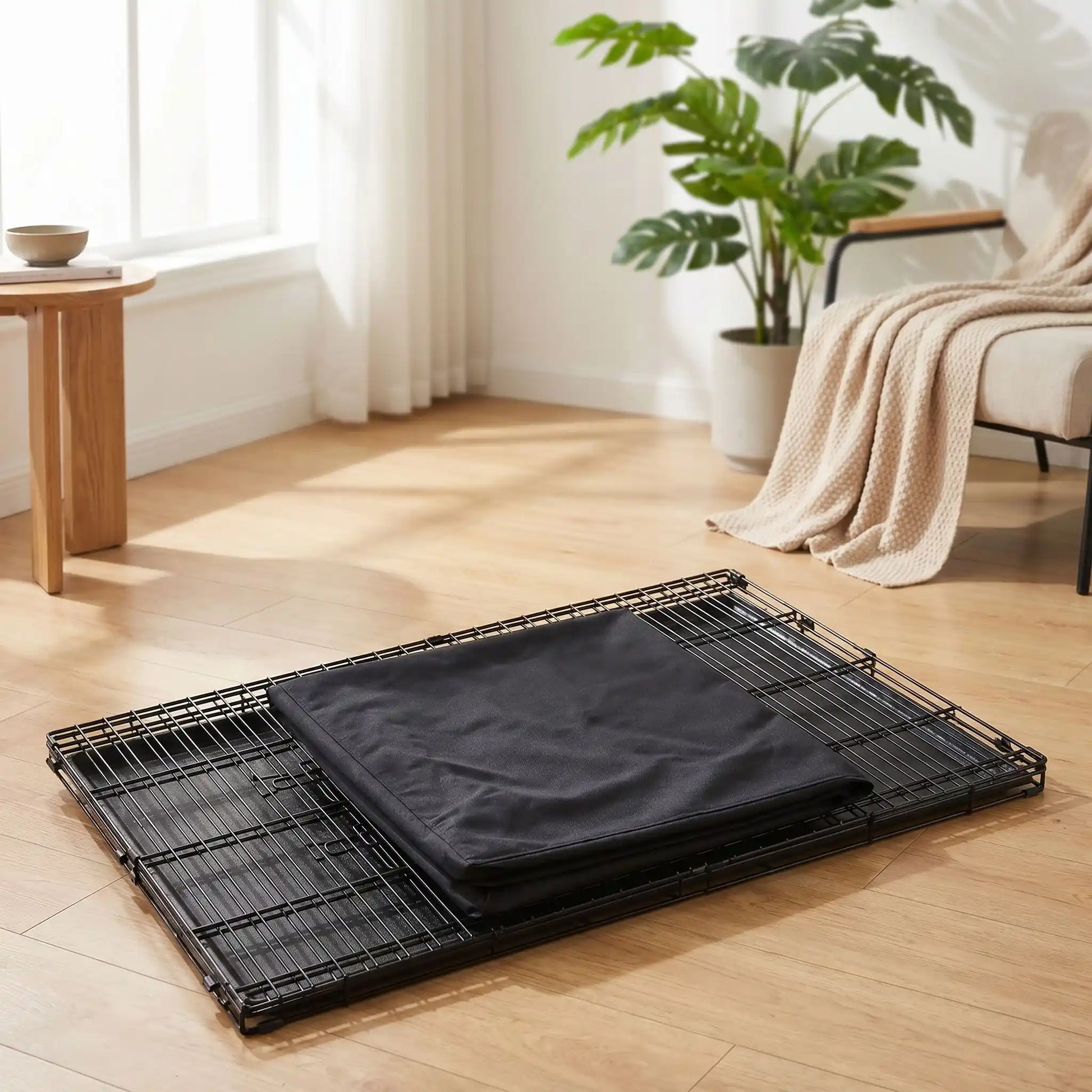 Cage-pour-chien-chiot- de grande  race, pliable à barreaux en acier solide et toit et fond amovible en plateau PVC de 3 cm de profondeur 100% imperméable et lavable, légère et transportable avec ses deux poignée de transport pour chiot et chien jusu'à 60 kilos max, 2 portes avec 7 serrures au total, une porte avant et une latérale-gros plan sur la cage xxl pliée avec son plateau pc résistant amovible pour un entretien facile sur le sol du salon
