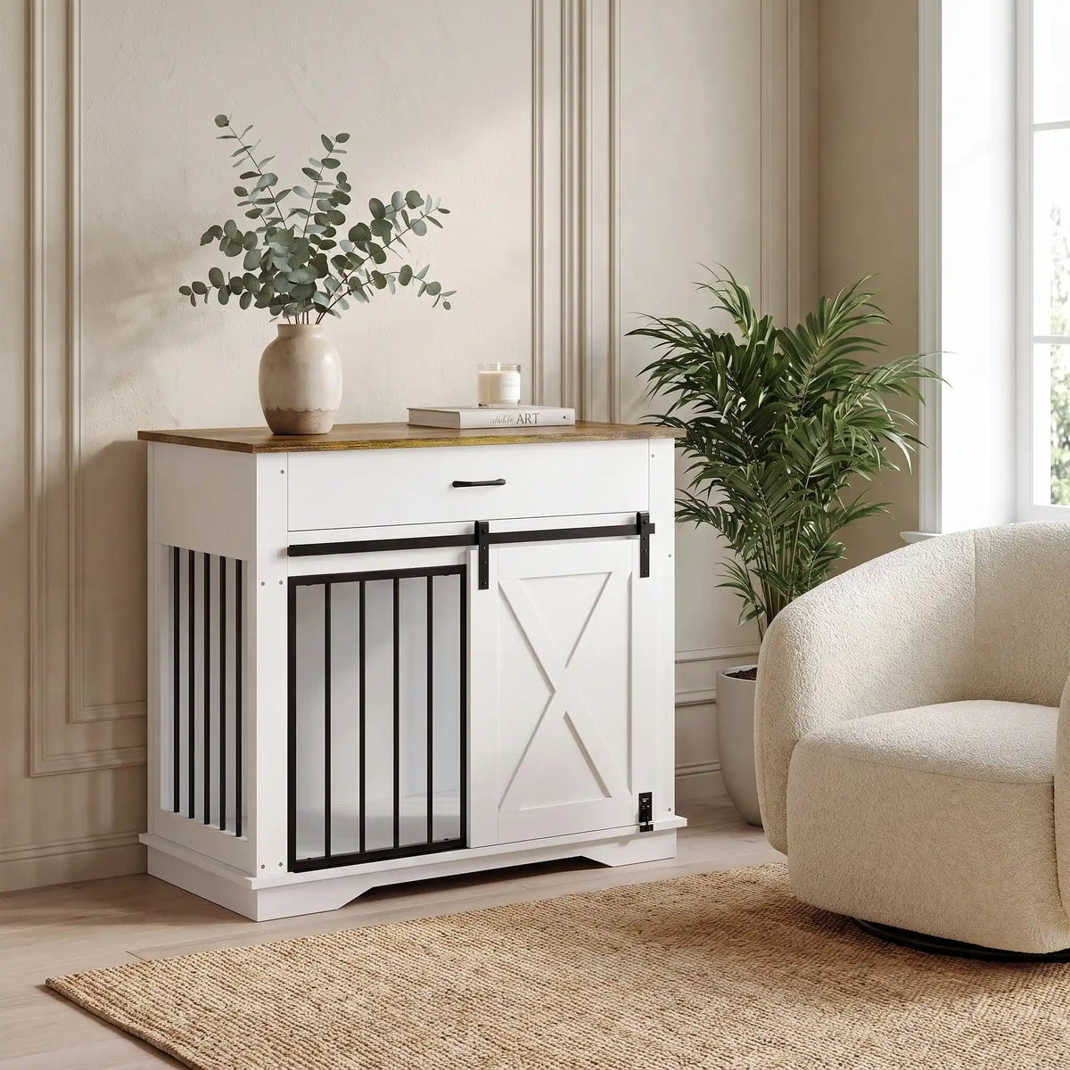 Cage-pour-chien-chiot-maison-meuble-bois-acier noir robuste, avec sa porte avant coulissante design grange avec serrure en acier, meuble  en bois naturel sur le plateau et en bois blanc robuste et décoratif adaptée au chiot et chien de petite à moyenne taille, meuble niche décoratif d'appoint-gros plan sur le meuble cage pour chien et chiot en bois blanc et bois naturel avec sa porte design coulissante fermée et barreau en acier noir inoxydable en meuble décoratif dans le salon de l'appartement