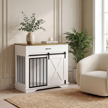 Cage-pour-chien-chiot-maison-meuble-bois-acier noir robuste, avec sa porte avant coulissante design grange avec serrure en acier, meuble  en bois naturel sur le plateau et en bois blanc robuste et décoratif adaptée au chiot et chien de petite à moyenne taille, meuble niche décoratif d'appoint-gros plan sur le meuble cage pour chien et chiot en bois blanc et bois naturel avec sa porte design coulissante fermée et barreau en acier noir inoxydable en meuble décoratif dans le salon de l'appartement