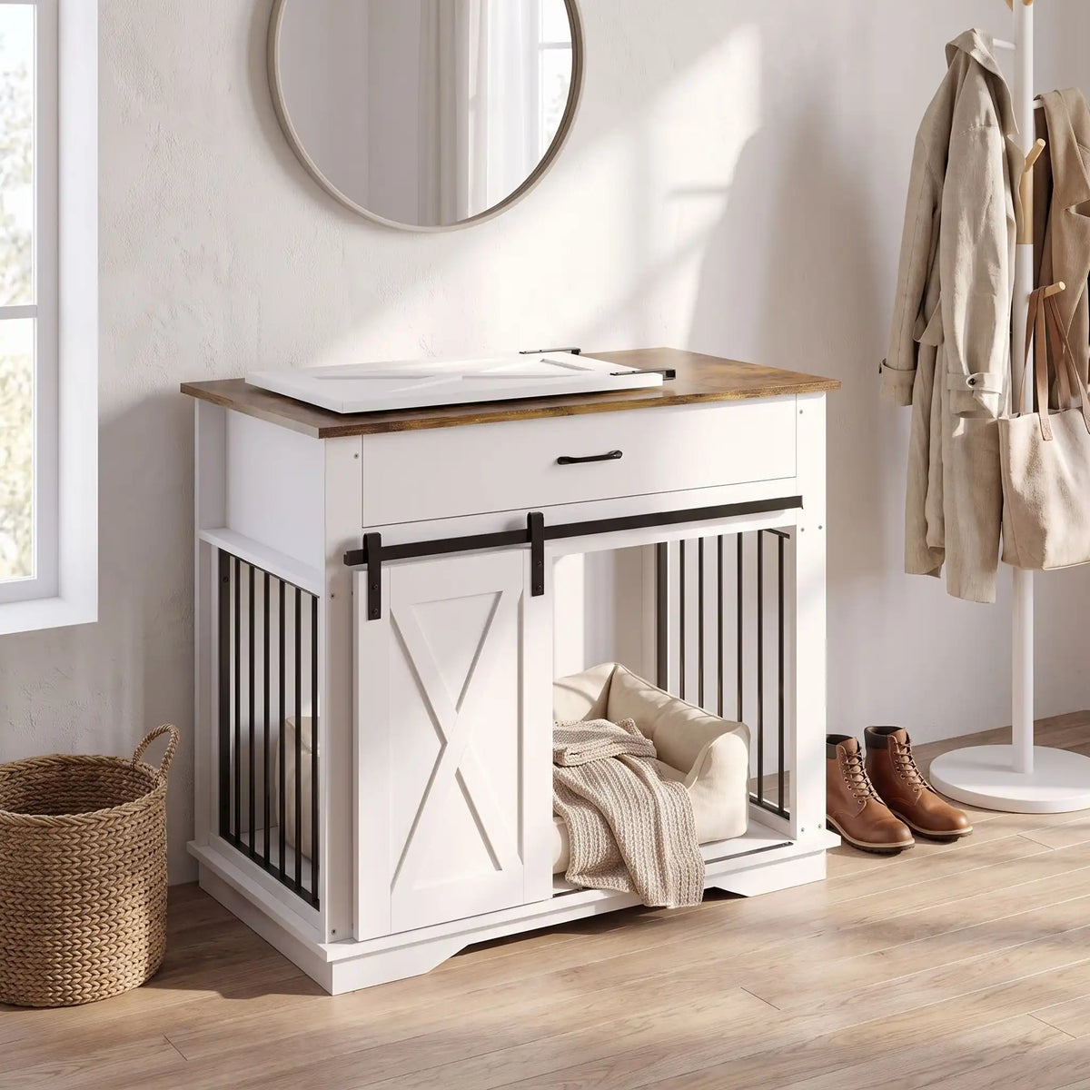 Cage-pour-chien-chiot-maison-meuble-bois-acier noir robuste, avec sa porte avant coulissante design grange avec serrure en acier, meuble  en bois naturel sur le plateau et en bois blanc robuste et décoratif adaptée au chiot et chien de petite à moyenne taille, meuble niche décoratif d'appoint-gros plan sur le meuble cage pour chien et chiot en bois blanc et bois naturel avec sa porte design coulissante ouverte et son couchage et acier noir inoxydable en meuble décoratif dans le salon de la maison