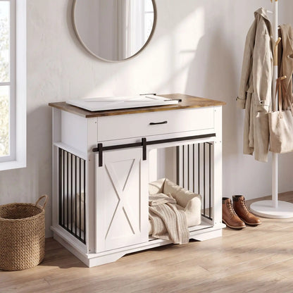 Cage-pour-chien-chiot-maison-meuble-bois-acier noir robuste, avec sa porte avant coulissante design grange avec serrure en acier, meuble  en bois naturel sur le plateau et en bois blanc robuste et décoratif adaptée au chiot et chien de petite à moyenne taille, meuble niche décoratif d'appoint-gros plan sur le meuble cage pour chien et chiot en bois blanc et bois naturel avec sa porte design coulissante ouverte et son couchage et acier noir inoxydable en meuble décoratif dans le salon de la maison