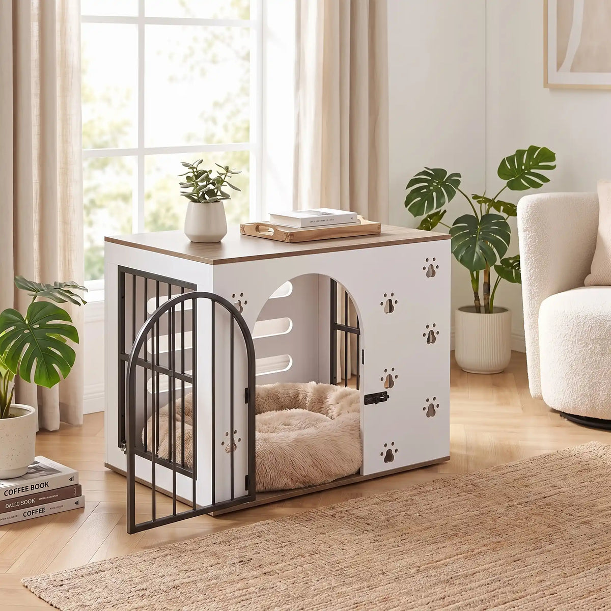 Cage-pour-chien-maison-chiot-niche en bois blanc et bois naturel design avec pattes de chiens sculptées sur les facades avant, facade arrière en bois avec grandes ouverture pour un effet ouvert sécurisant et aérée, grille sur le côté gauche et porte avant en barreaux acier noir inoxydable et ultra résistante avec serrure à loquet coulissant noir et côté droit en bois pour chiot et chien de 0-20 kg-gros plan sur la cage pour chien avec sa porte avant en grille ouverte pour un meuble design et sécurisante