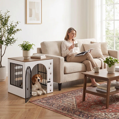 Cage-pour-chien-maison-chiot-niche en bois blanc et bois naturel design avec pattes de chiens sculptées sur les facades avant, facade arrière en bois avec grandes ouverture pour un effet ouvert sécurisant et aérée, grille sur le côté gauche et porte avant en barreaux acier noir inoxydable et ultra résistante avec serrure à loquet coulissant noir et côté droit en bois pour chiot et chien de 0-20 kg-un Beagle couché confortablement dans la cage, porte grille ouverte en table d'appoint à côté du canapé 