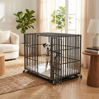 Cage-chien-interieur-indestructibl, solide, anti mastication et anti évasion, en acier carbone inoxydable, barreaux épais rectangulaire pour une solidité maximale, serrure renforcée, ouverture par porte avant et porte sur le toit, fond en renforcée par une barre au milieu et plateau anti-salissures amovible sur 4 roues rotatives 360° pour un déplacement facile, taille xxl pour chien jusqu'à 70 kg-un dalmatien assis confortablement dans sa cage xxl noir à barreaux renforcés dans le salon de l'appartement