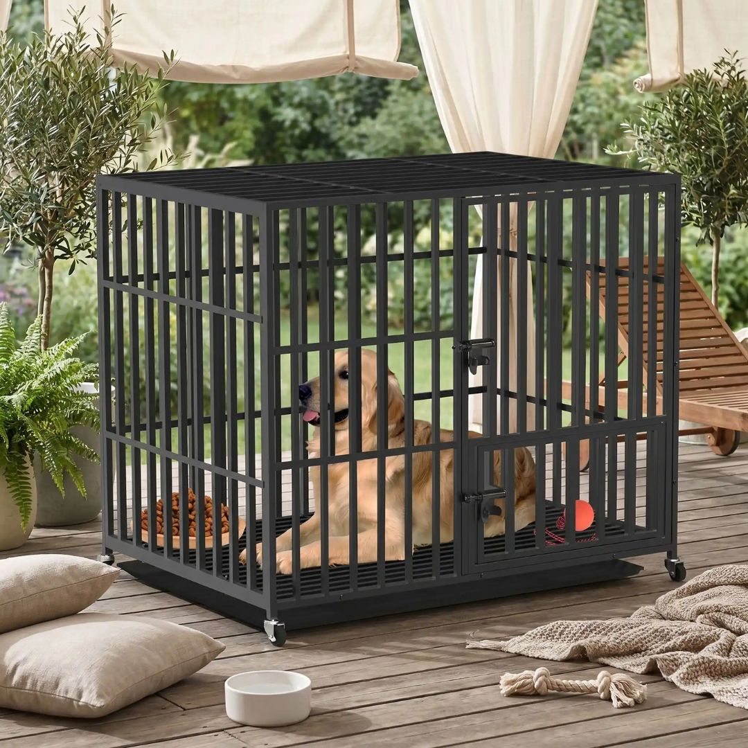 Cage-chien-interieur-indestructibl, solide, anti mastication et anti évasion, en acier carbone inoxydable, barreaux épais rectangulaire pour une solidité maximale, serrure renforcée, ouverture par porte avant et porte sur le toit, fond en renforcée par une barre au milieu et plateau anti-salissures amovible sur 4 roues rotatives 360° pour un déplacement facile, taille xxl pour chien jusqu'à 70 kg-un grand chien couché paisiblement dans sa cage xxl noir à barreaux renforcés sur la terrasse du jardin