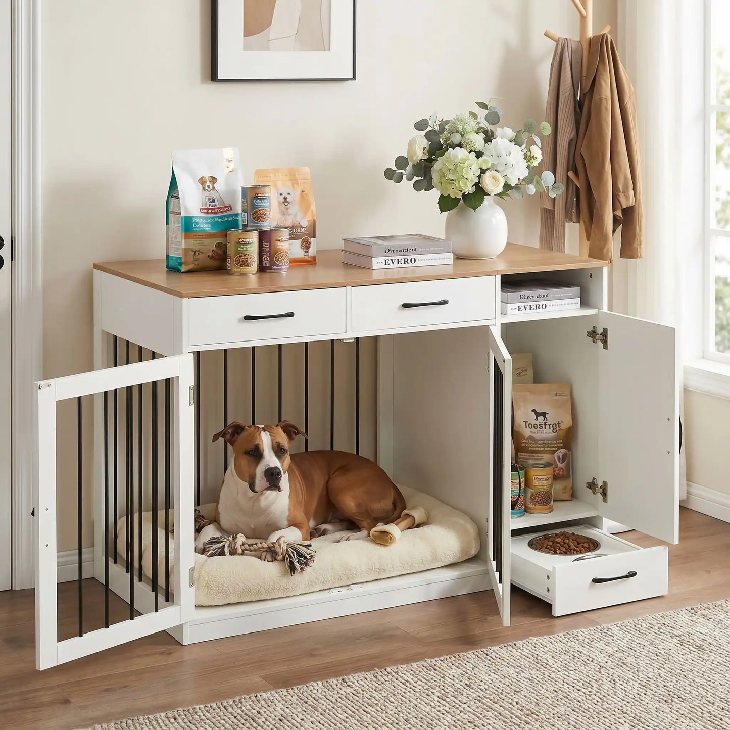 Meuble-cage-pour-chien-petit et moyenne taille-cage de 87 cm en bois foncé et blanc, 2 portes avant en barreaux acier robuste et serrure de sécurité avec deux tiroirs de rangement,une étagère intégrée et un placard de rangement, plus 3 porte laisse, collier intégré, et tiroir à roulette pour support de station d'alimentation  incluant 2 gamelles inox surélevée, bois imperméable et peinture anti-rayure-un american staff couché sur son matelas dans le meuble cage avec rangement pour accessoire et gamelle
