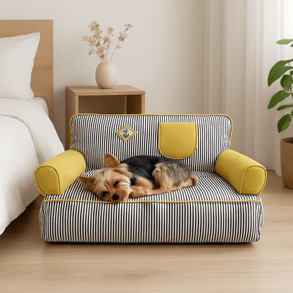 Canapé-chien-déhoussable-lavable en machine-antidérapant-imperméable-100% coton rembourrage ergonomique haute densité-respirant-lit 4 saisons-avec dossier et 2 accoudoirs cylindriques épais-assisse rembourré et épais-isole du froid pour chien de petite taille de 0 à 10 kg-un chiot couché et heureux sur son canapé rayé bleu et blanc dans le salon de la maison