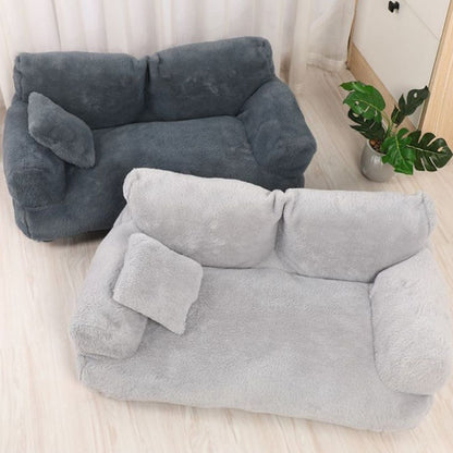 Canape pour chien et chiot de grande taille xxl de couleur gris foncé ou gris clair, déhoussable et lavable en mùachine, housse douce en peluche courte avec dossier et accoudoirs au rembourrage 100% coton PP ergonomique pour un soutien optimal-gros plan sur les deux  modèles de canapés pour chiens de couleur gris clair et foncé en peluche douce au toucher velours dans le salon de l'appartement