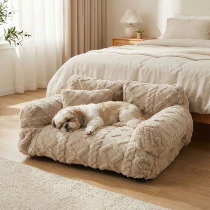 Canape-chien-déhoussable-avec-accoudoirs et oreiller-rembourrage 100% coton haute densitré lavable en machine-design laine tricot, antidérapant et imperméable pour chien de petite à moyenne taille-un Shih Tzu qui dort paisiblement sur son canapé beige dans la chambre de la maison
