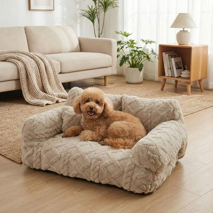 Canape-chien-déhoussable-avec-accoudoirs et oreiller-rembourrage 100% coton haute densité lavable en machine-design laine tricot, antidérapant et imperméable pour chien de petite à moyenne taille-chaud et anti affaissement-un Caniche couché confortablement dans son canapé contre les accoudoir et dossier moelleux et hypoallergénique dans le salon de l'appartement