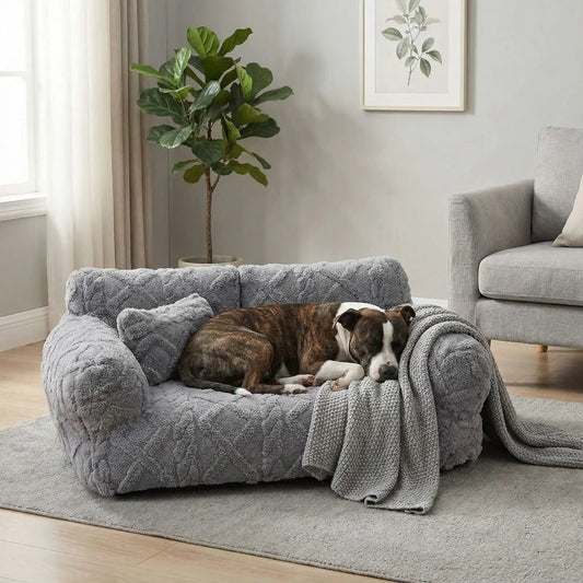 Canape-chien-déhoussable-avec-accoudoirs et oreiller-rembourrage 100% coton haute densité lavable en machine-design laine tricot, antidérapant et imperméable pour chien de petite à moyenne taille-chaud et anti affaissement-un chien moyen qui dort paisiblement niché dans son canapé contre les accoudoir et dossier moelleux et hypoallergénique dans le salon de l'appartement