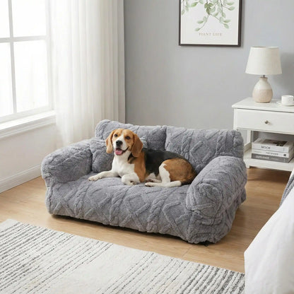 Canape-chien-déhoussable-avec-accoudoirs et oreiller-rembourrage 100% coton haute densité lavable en machine-design laine tricot, antidérapant et imperméable pour chien de petite à moyenne taille-chaud et anti affaissement-un Beagle couché confortablement dans son canapé contre les accoudoir et dossier moelleux et hypoallergénique dans le salon de l'appartement