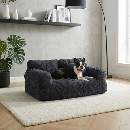 Canape-chien-déhoussable-avec-accoudoirs et oreiller-rembourrage 100% coton haute densité lavable en machine-design laine tricot, antidérapant et imperméable pour chien de petite à moyenne taille-chaud et anti affaissement-un chien moyen couché confortablement dans son canapé contre les accoudoir et dossier moelleux et hypoallergénique dans le salon de la maison