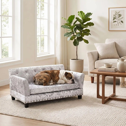 Canapé pour chien xl de 96 cm-matelas orthopédique à mémoire de forme en coton PP épais déhoussable, 100% imperméable et résistant aux griffes en velours doux sur 4 pieds en bois et structure robuste en bois d'eucalyptus robuste avec une capacité de charge de 80 kg pour chien de toute races jusqu'à 35kg de couleur gris- un gros chien qui dort paisiblement sur le canapé design en bois avec accoudoir et matelassé avec matelas amovible orthopédique déhoussable et lavable dans le salon de l'appartement