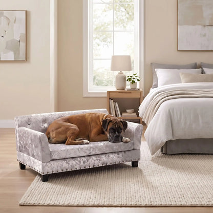 Canapé pour chien xl de 96 cm-matelas orthopédique à mémoire de forme en coton PP épais déhoussable, 100% imperméable et résistant aux griffes en velours doux sur 4 pieds en bois et structure robuste en bois d'eucalyptus robuste avec une capacité de charge de 80 kg pour chien de toute races jusqu'à 35kg de couleur gris- un gros chien couché confortablement sur le canapé design en bois avec accoudoir et matelassé avec matelas amovible orthopédique déhoussable et lavable dans la chambre de l'appartement