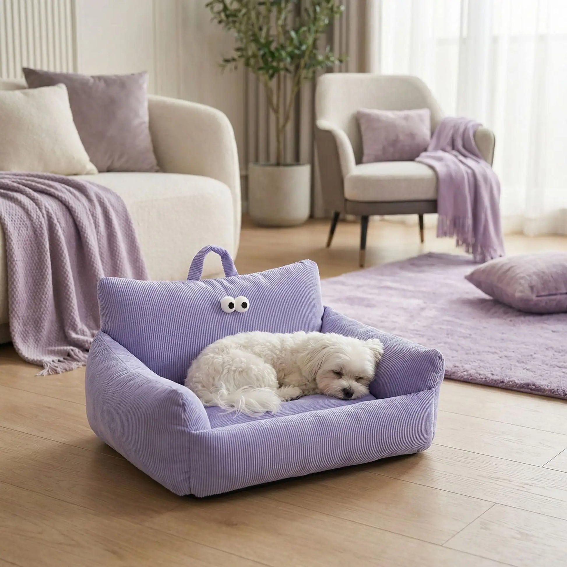 Canape-lit-chien-apaisant, mini fauteuil en lin et rtembourrage épais 100% coton haute densité, avec accoudoir et dossier ergonomique, lavable en machine, antidérapant et fond imperméable anti-moissisure, housse 100% lin résistant aux griffes et respirant pour un couchage 4 saisons pour chiot et chien de petite taille de 0 à 10 kilos max-un bichon maltais qui dort paisiblement niché contre le dossier et son corps enveloppées par les accoudoirs du petit canapé de couleur violet dans le salon de l'appartement