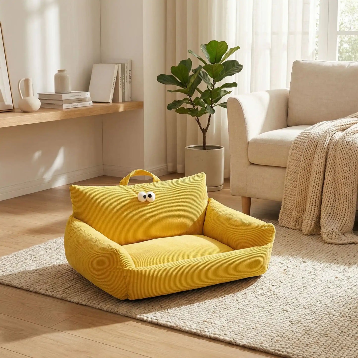 Canape-lit-chien-apaisant, mini fauteuil en lin et rtembourrage épais 100% coton haute densité, avec accoudoir et dossier ergonomique, lavable en machine, antidérapant et fond imperméable anti-moissisure, housse 100% lin résistant aux griffes et respirant pour un couchage 4 saisons pour chiot et chien de petite taille de 0 à 10 kilos max-gros plan sur le mini canapé pour chiot et petit chien de couleur jaune avec design rigolo de dessin animé avec ses yeux sur le dossier et sa poignée de transport intégré 