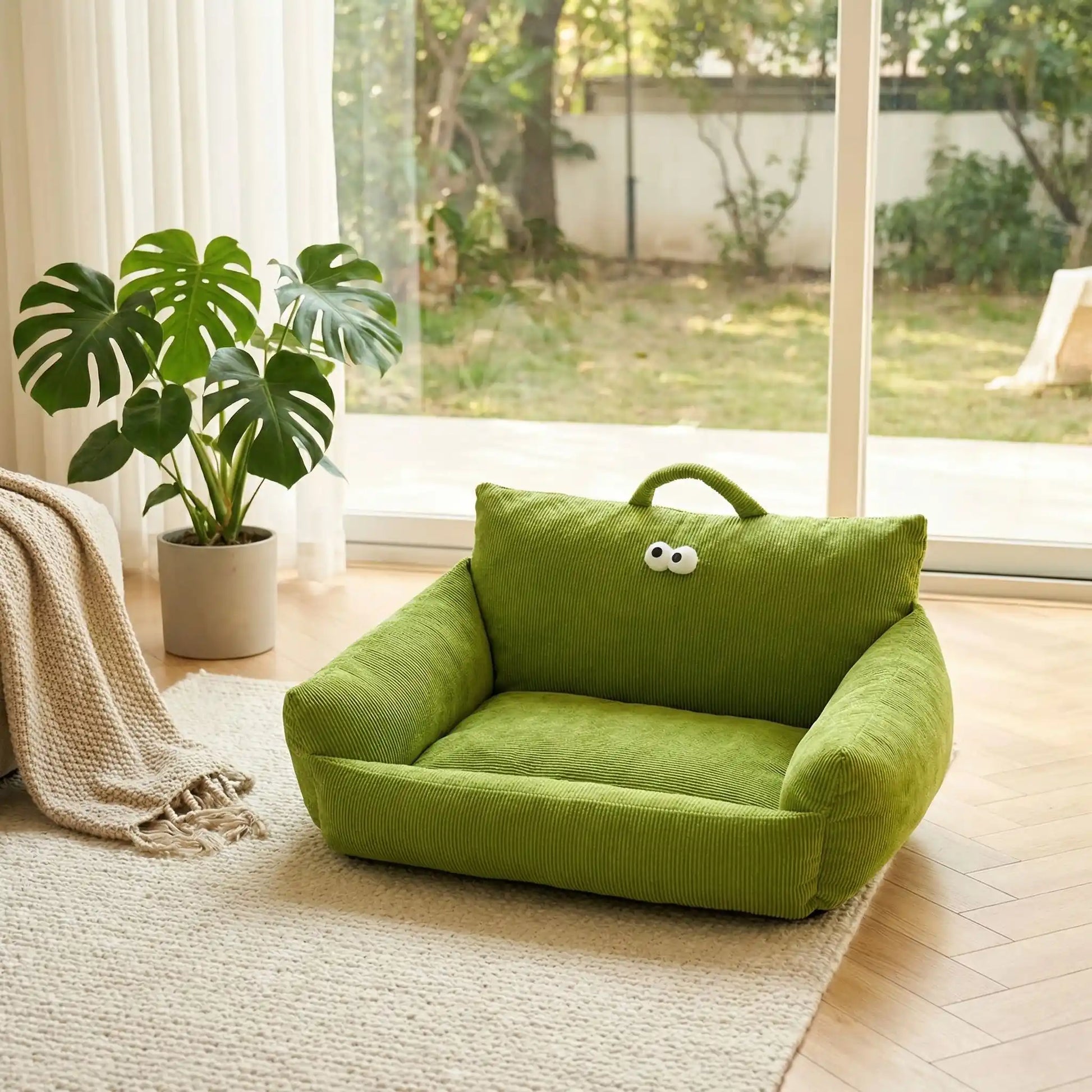 Canape-lit-chien-apaisant, mini fauteuil en lin et rtembourrage épais 100% coton haute densité, avec accoudoir et dossier ergonomique, lavable en machine, antidérapant et fond imperméable anti-moissisure, housse 100% lin résistant aux griffes et respirant pour un couchage 4 saisons pour chiot et chien de petite taille de 0 à 10 kilos max-gros plan sur le mini canapé pour chiot et petit chien de couleur vert avec design rigolo de dessin animé avec ses yeux sur le dossier et sa poignée de transport intégré 