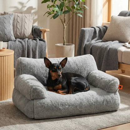 Canapé-petit-chien-douillet-anti-poils-déhoussable et lavable en machine-housse en peluche ultra-douce avec fond antidérapant et imperméable avec accoudoirs cylindrique dossier et assise au rembourrage 100% coton haute densité, ergonomique et 4 saisons, respirant et chaud-un chien de race Toy confortablement couché sur le canapé pour chien gris au toucher velours dans le salon de l'appartement