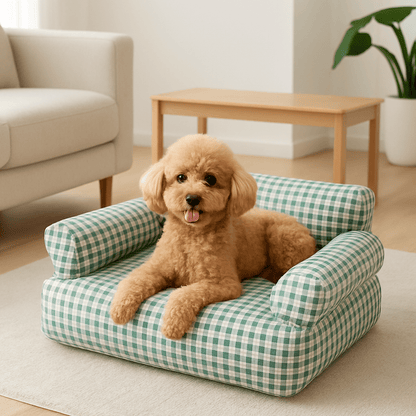 Canapé-petit-chien-carreaux-vichy-vert-et-blanc-100% coton haute densité-entièrement déhoussable et lavable en machine-antidérapant-couchage 4 saisons-respirant en été en tissu coton-chaud en été avec 2 accoudoirs cylindrique et dossier rembourrés pour chiot et chien de petite taille de 0 à 10 kg-un chien de race Toy couché confortablement et heureux sur son canapé douillet et moelleux dans le salon de l'appartement