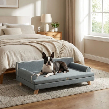 Canapé-pour-chien- chiot-sur-pied-anti rayure et antidérapant-banquette-100-cm avec coussin amovible déhoussable et lavable en machine, housse en velours imperméable avec dossier et accoudoir rembourré 100% coton haute densité, structure robuste et solide en bois massif, canapé lit syle scandinave design chic de couleur gris pour chiot et chien de petite à moyenne taille-un Boston terrier confortablement couché sur le canapé chic et solide dans la chambre à coucher lifestyle de la maison