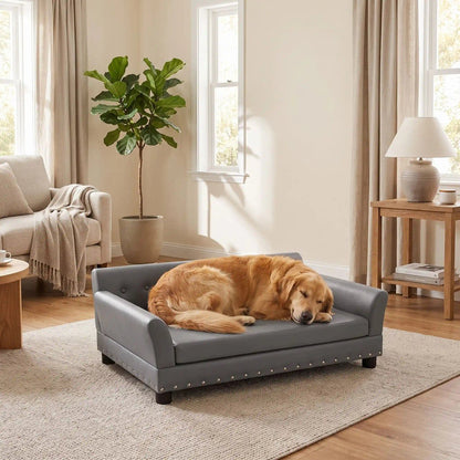 Canapé pour chien sur pied xl de 96 cm-matelas orthopédique à mémoire de forme en coton PP épais déhoussable, 100% imperméable et résistant aux griffes en cuir vegan sur 4 pieds en bois et structure robuste en bois d'eucalyptus robuste avec une capacité de charge de 80 kg pour chien de toute races jusqu'à 35kg de couleur gris- un chien de race moyenne qui dort confortablement sur le canapé design en bois avec accoudoir et matelassé avec matelas amovible orthopédique déhoussable et lavable dans le salon 
