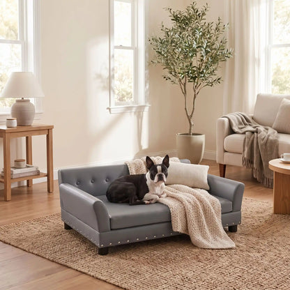 Canapé pour chien sur pied xl de 96 cm-matelas orthopédique à mémoire de forme en coton PP épais déhoussable, 100% imperméable et résistant aux griffes en cuir vegan sur 4 pieds en bois et structure robuste en bois d'eucalyptus robuste avec une capacité de charge de 80 kg pour chien de toute races jusqu'à 35kg de couleur gris- un chien moyen couché confortablement sur le canapé design en bois avec accoudoir et matelassé avec matelas amovible orthopédique déhoussable et lavable dans le salon de la maison