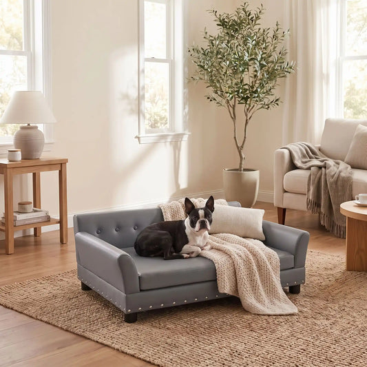Canapé pour chien sur pied xl de 96 cm-matelas orthopédique à mémoire de forme en coton PP épais déhoussable, 100% imperméable et résistant aux griffes en cuir vegan sur 4 pieds en bois et structure robuste en bois d'eucalyptus robuste avec une capacité de charge de 80 kg pour chien de toute races jusqu'à 35kg de couleur gris- un chien moyen couché confortablement sur le canapé design en bois avec accoudoir et matelassé avec matelas amovible orthopédique déhoussable et lavable dans le salon de la maison