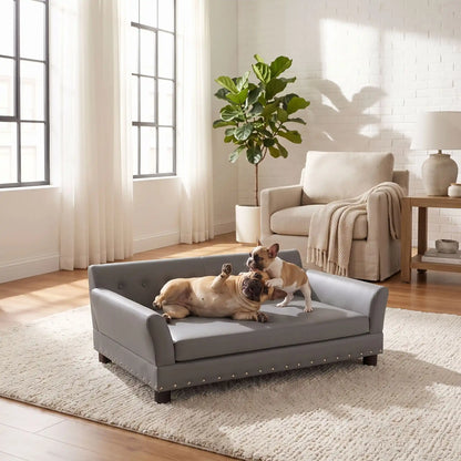 Canapé pour chien sur pied xl de 96 cm-matelas orthopédique à mémoire de forme en coton PP épais déhoussable, 100% imperméable et résistant aux griffes en cuir vegan sur 4 pieds en bois et structure robuste en bois d'eucalyptus robuste avec une capacité de charge de 80 kg pour chien de toute races jusqu'à 35kg de couleur gris- un chien moyen avec son chiot qui jouent sur leur canapé design en bois avec accoudoir et matelassé et cuir PU résistant au griffes déhoussable et imperméable dans le salon 