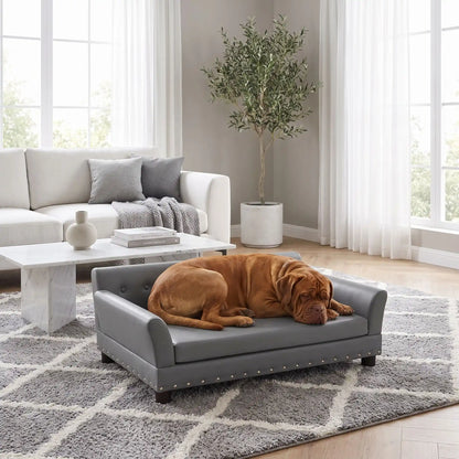 Canapé-pour-chien-xxl-120-cm-matelas orthopédique à mémoire de forme en coton PP épais déhoussable, 100% imperméable et résistant aux griffes en cuir PU sur 4 pieds en bois et structure robuste en bois d'eucalyptus robuste avec une capacité de charge de 100 kg pour chien de moyenne à grande taille de couleur gris foncé- un gros chien qui dort paisiblement sur le canapé design en bois avec accoudoir et matelassé avec matelas amovible orthopédique déhoussable et lavable dans le salon de la maison
