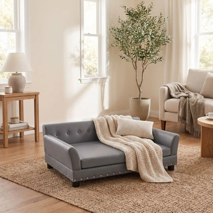 Canapé-pour-chien-xxl-120-cm-matelas orthopédique à mémoire de forme en coton PP épais déhoussable, 100% imperméable et résistant aux griffes en cuir PU sur 4 pieds en bois et structure robuste en bois d'eucalyptus robuste avec une capacité de charde de 100 kg pour chien de moyenne à grande taille de couleur gris foncé- gros plan sur le canapé design en bois avec accoudoir et dossier matelassé avec matelas amovible orthopédique déhoussable et lavable pour grand chien