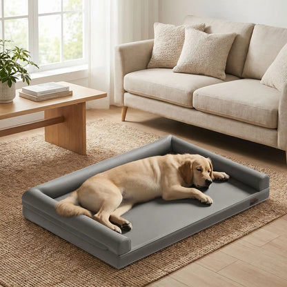 Canape-pour-chien-xxl-lit-orthopédique, matelas à mémoire de forme, 100% coton haute densité et haute résilience, accoudoir et dossier en U cylindriques, housse 100% imperméable et déhoussable, lavable, canapé lit pour grand chien de 130 cm de longueur pour grandes races de chiens jusqu'à 6 kilos maximum-un grand chien qui dort paisiblement couché confortablement sur le canapé lit xxl anti-bactérien pour grand chien de couleur gris dans le salon lifestyle de l'appartement