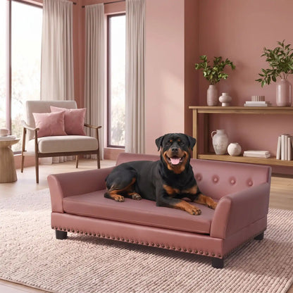 Canapé-pour-grand chien-xxl-120-cm-matelas orthopédique à mémoire de forme en coton PP épais déhoussable, 100% imperméable et résistant aux griffes en cuir PU sur 4 pieds en bois et structure robuste en bois d'eucalyptus robuste avec une capacité de charge de 100 kg pour chien de moyenne à grande taille de couleur marron- un gros chien couché confortablement sur le canapé design en bois avec accoudoir et matelassé avec matelas amovible orthopédique déhoussable et lavable dans le salon de l'appartement