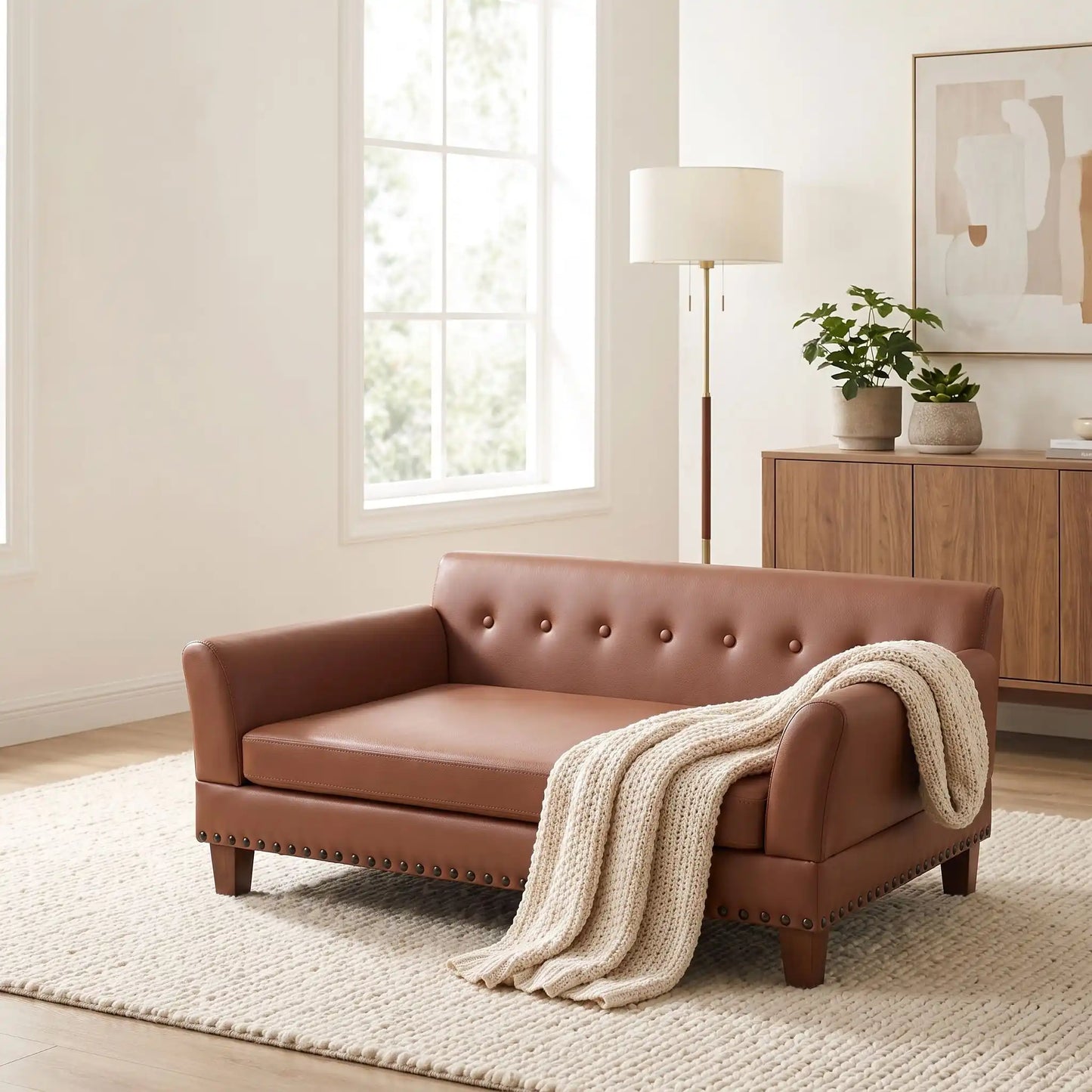 Canapé-pour-grand chien-xxl-120-cm-matelas orthopédique à mémoire de forme en coton PP épais déhoussable, 100% imperméable et résistant aux griffes en cuir PU sur 4 pieds en bois et structure robuste en bois d'eucalyptus robuste avec une capacité de charge de 100 kg pour chien de moyenne à grande taille de couleur marron- gros plan sur  sur le canapé design en bois avec accoudoir et dossier matelassé rembourrage coton PP et matelas amovible orthopédique déhoussable et lavable dans le salon de la maison