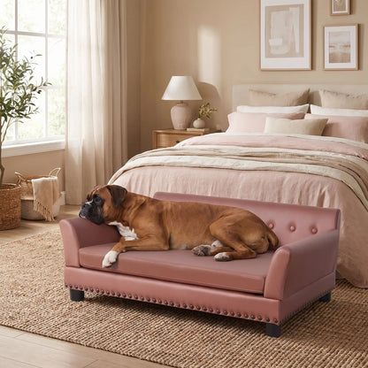Canapé-pour-grand chien-xxl-120-cm-matelas orthopédique à mémoire de forme en coton PP épais déhoussable, 100% imperméable et résistant aux griffes en cuir PU sur 4 pieds en bois et structure robuste en bois d'eucalyptus robuste avec une capacité de charge de 100 kg pour chien de moyenne à grande taille de couleur marron- un grand chien couché confortablement sur le canapé design en bois avec accoudoir et matelassé avec matelas amovible orthopédique déhoussable et lavable dans la chambre de l'appartement