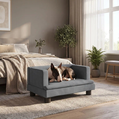 Canapé-pour-petit-chien-chiot-surélevé de 80 cm, structure en bois massif avec 4 pieds en bois et housse en velours doux et résistant aux griffes avec dossier haut en U entourant et enveloppant de forme rectangulaire, avec matelas épais en éponge coton haute densité et haute résilience pour un couchage ergonomique pour chien de petite à moyenne race, robuste avec une capacité de charge de 30 kilos-un chien de race miniature couché confortablement dans le canapé en velours gris foncé sur pied dans la chambre