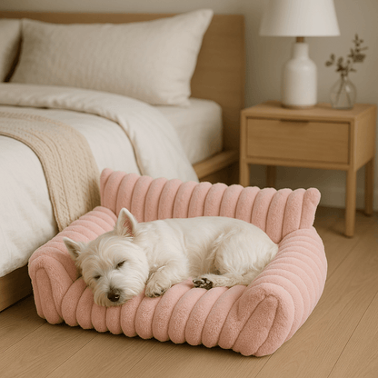 Canapés-pour-chiens-apaisant-peluche et rembourrage 100% coton haute densité ergonomique-déhoussable et lavable en machine-lit chaud ultra doux et résistant aux griffes et morsure-technologie anti-tâche-antidérapant-avec dossier et 2 accoudoirs épais et moelleux pour chien de petite taille de 0 à 10 kg-un petit chien blanc qui dort paisiblement niché sur son petit canapé rose dans la chambre de l'appartement