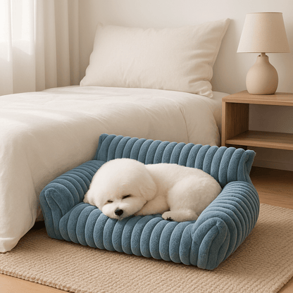 Canapés-pour-chiens-apaisant-peluche et rembourrage 100% coton haute densité ergonomique-déhoussable et lavable en machine-lit chaud ultra doux et résistant aux griffes et morsure-technologie anti-tâche-antidérapant-avec dossier et 2 accoudoirs épais et moelleux pour chien de petite taille de 0 à 10 kg-un petit chien qui dort paisiblement au chaud sur son mini canapé gris dans la chambre de la maison