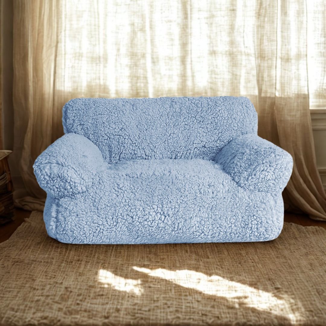 Canapés-pour-chiens-xxl-120-cm, déhoussable, antidérapant et lavable en machine, en peluche éponge douce et rembourrage 100% coton haute densité, housse 100% imperméable, avec 2 dossiers et 2 accoudoirs pour chien de 0 à +40 kg- gros plan sur le canapé xxl pour chien et chiot de grande race de couleur bleu dans le salon de l'appartement