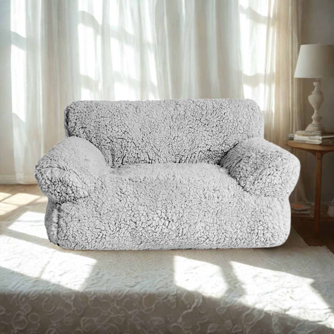 Canapés-pour-chiens-xxl-120-cm, déhoussable, antidérapant et lavable en machine, en peluche éponge douce et rembourrage 100% coton haute densité, housse 100% imperméable, avec 2 dossiers et 2 accoudoirs pour chien de 0 à +40 kg- gros plan sur le canapé xxl pour chien et chiot de grande race de couleur gris dans le salon de l'appartement