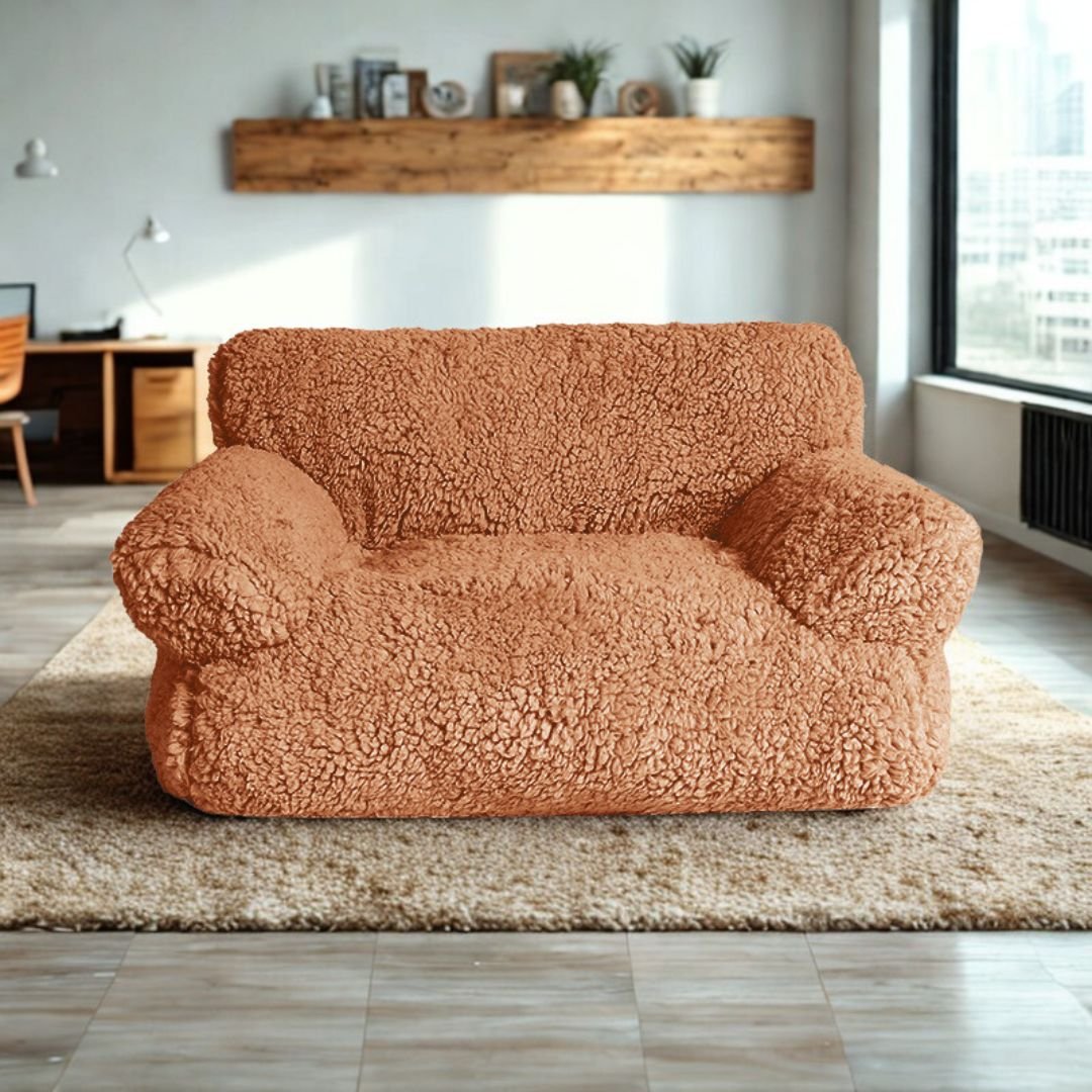 Canapés-pour-chiens-xxl-120-cm, déhoussable, antidérapant et lavable en machine, en peluche éponge douce et rembourrage 100% coton haute densité, housse 100% imperméable, avec 2 dossiers et 2 accoudoirs pour chien de 0 à +40 kg- gros plan sur le canapé xxl pour chien et chiot de grande race de couleur marron dans le salon de l'appartement