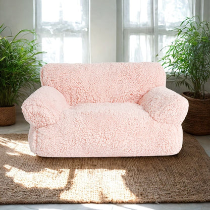 Canapés-pour-chiens-xxl-120-cm, déhoussable, antidérapant et lavable en machine, en peluche éponge douce et rembourrage 100% coton haute densité, housse 100% imperméable, avec 2 dossiers et 2 accoudoirs pour chien de 0 à +40 kg- gros plan sur le canapé xxl pour chien et chiot de grande race de couleur rose dans le salon de l'appartement