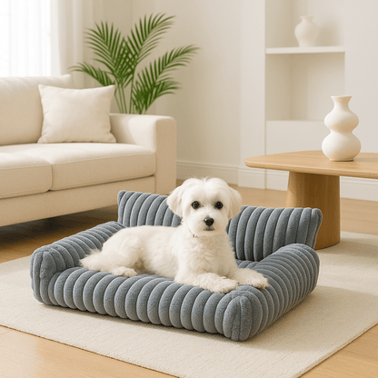 Canapés-pour-chiens-apaisant-peluche et rembourrage 100% coton haute densité ergonomique-déhoussable et lavable en machine-lit chaud ultra doux et résistant aux griffes et morsure-technologie anti-tâche-antidérapant-avec dossier et 2 accoudoirs épais et moelleux pour chien de petite taille de 0 à 10 kg-un petit chien confortablement couché sur son mini canapé gris dans le salon de la maison