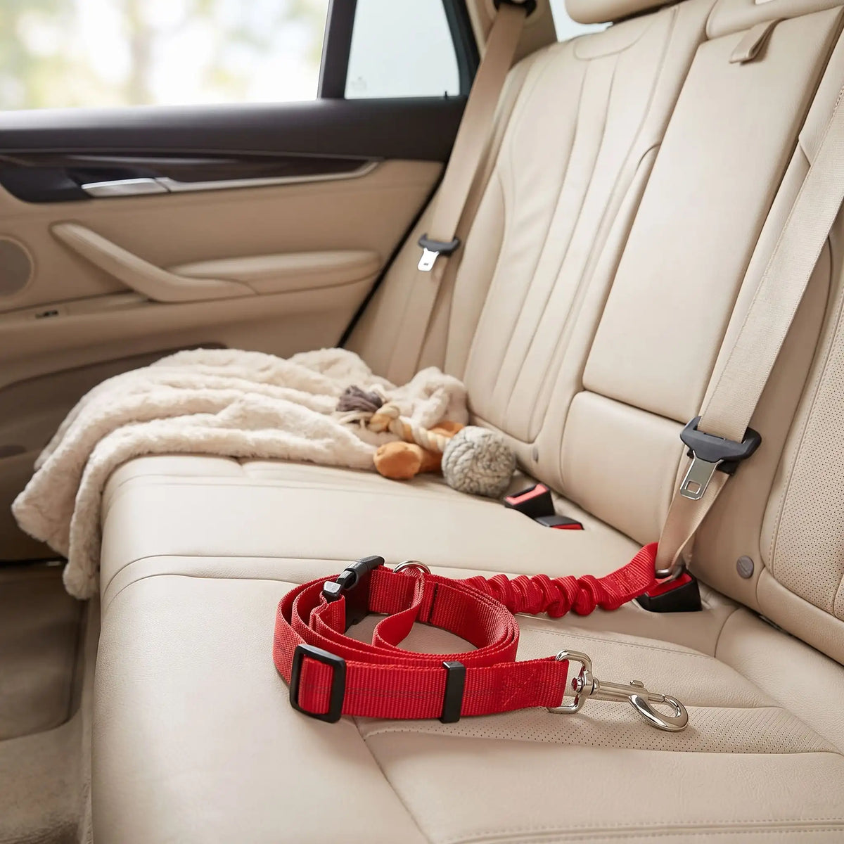 Ceinture-de-sécurite-pour-chien-2-en-1-laisse-voiture extensible, sangle robuste en nylon et clips  facile pour l'accrocher au appuie-tête des sièges, réglable et adaptable à tous véhicule-gros plan sur la ceinture de sécurité voiture universelle extensible, robuste pour chien avec son crochet rotatif à 360° et sangle pour appuie tête réglable et son clips sécurisé pour une installation facile et rapide, utilisable en laisse d'appoint sur le siège arrière de la voiture