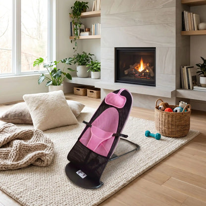 Chaise-a-bascule-pour-chien-anti-anxiété et anti-stress, pour petit  chien de 0 à 14 kilos max, structure en acier solide, housse en polyester respirant et lavable en machine, hamac avec harnais de sécurité et sangle à clips robuste, 3 poisitions de réglages pour bercer et apaiser le chiot ou le chien ou en mode lit-pliable, compact et léger qui apaise les chiot et chien anxieux ou trop energique-gros plan sur la chaise à bascule avec harnais de sécurité et 3 positions réglables de couleur noir et rose