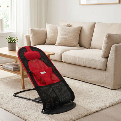 Chaise-a-bascule-pour-chien-anti-anxiété et anti-stress, pour petit  chien de 0 à 14 kilos max, structure en acier solide, housse en polyester respirant et lavable en machine, hamac avec harnais de sécurité et sangle à clips robuste, 3 poisitions de réglages pour bercer et apaiser le chiot ou le chien ou en mode lit-pliable, compact et léger qui apaise les chiot et chien anxieux ou trop energique-gros plan sur la chaise à bascule avec harnais de sécurité et 3 positions réglables de couleur noir et rouge