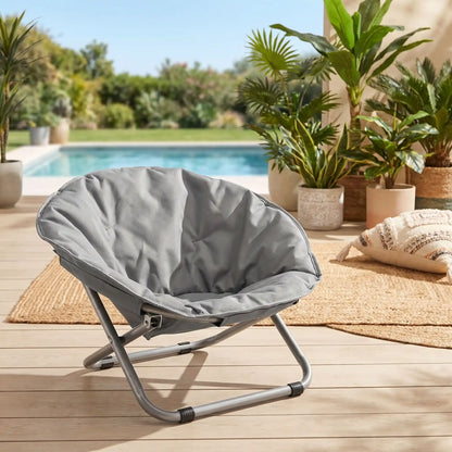 Chaise-pour-chien-chiot déhoussable et lavable, imperméable, structure design en acier robuste arrondie comme un cocon entourant avec deux hauteurs adaptables, pliable avec sa housse en nylon résistant aux griffes pour chiot et chien de 0 à 7 kilos-gros plan sur la chaise de couleur gris pour petit chien avec pliage en croix sur la terrasse de la piscine de la maison de vacances
