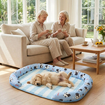 Chien-tapis-rafraichissant-coussin-apaisant avec rebord surélevé en U pour un effet entourant 100% coton haute densité, respirant , lavable et antidérapant, un effet rafraichissant immédiat sans eau ni électricité, sans danger pour les chiens de petites à moyenne tailles-un chiot qui dort paisiblement couché sur le dos et les pattes en l'air au frais sur son tapis rafraichissant, entouré par le traversin rembourré protecteur, dans le salon sous le regard amusé de son maitre et son amie qui boivent un thé 