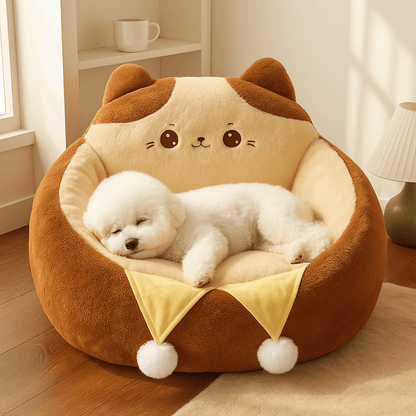 Coussin-anti-stress-chien-chiot-pouf-avec rebord surélevé-design animal mignon-rembourrage 100% coton haute densité et ergonomique marron et beige avec pompon décoratif pour petit chien de 0 à 9 kg-antidérapant-coussin amovible et déhoussable et lavage en machine-isole du sol avec sa hauteur de rebord de 23 cm-entourant et sécurisant-un Bichon frisé qui dort paisiblement sur le flanc de son fauteuil en peluche douce hypoallergénique dans le salon de la maison